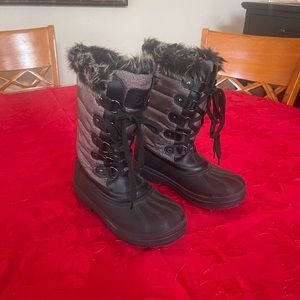 Snow boot with faux fur. Super cute.